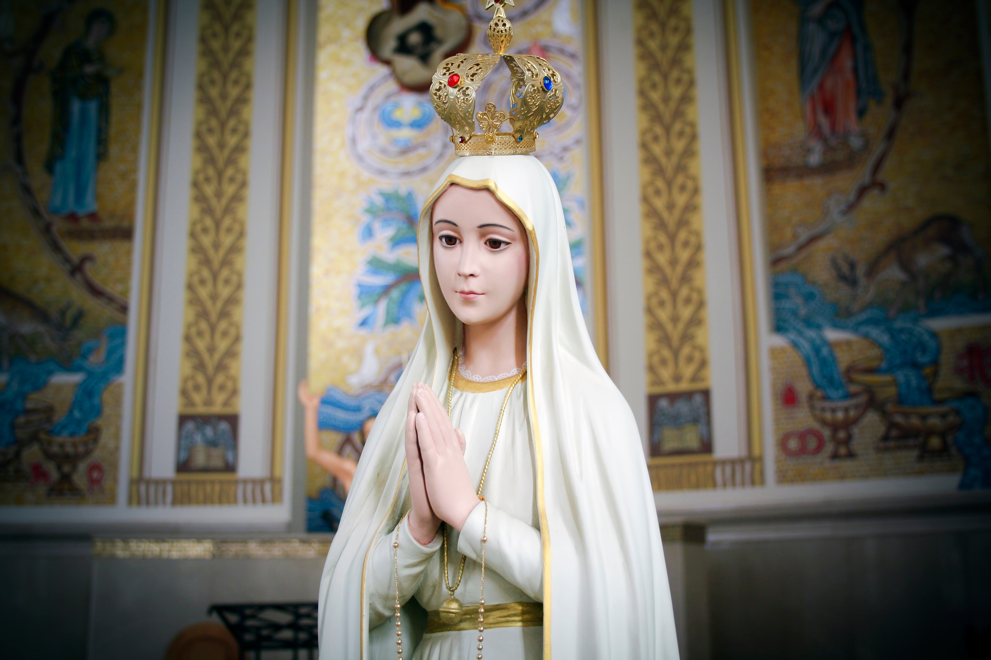 Statue virgin Mary of Fatima